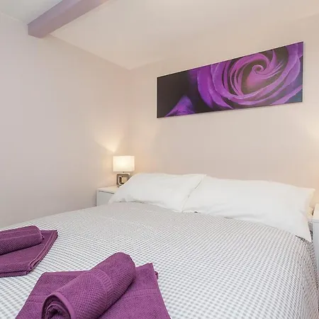 Principe Real 2 Bedrooms 2 Bathrooms, Air-con, Wi-fi, 2nd Floor Apartment Lisbon